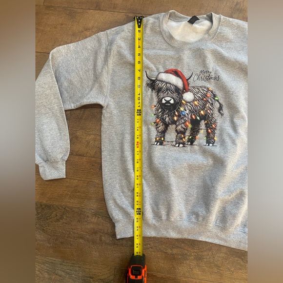 NEW Gildan Gray Crewneck Sweater with Festive Highland Cow Design - Picture 5 of 6